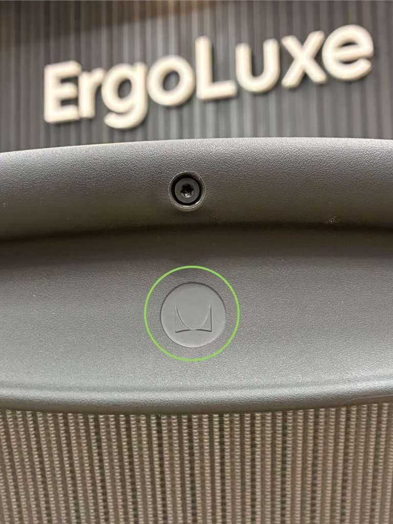 Логотип Herman Miller Aeron на спинке кресла